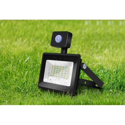 Aigostar - LED Reflektor se senzorem LED/50W/230V 4000K IP65 černá