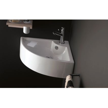 Bathco 0043 - Rohové závěsné umyvadlo OPORTO 64,5x47 cm porcelán/bílá