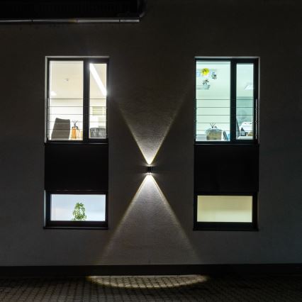 Brilagi - LED Solární nástěnné svítidlo PYRAMID LED/2W/3,2V 1300 mAh IP54