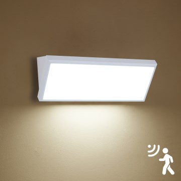 Brilagi - LED Venkovní nástěnné svítidlo se senzorem TRIANGLE LED/42W/230V 45 cm bílá IP65
