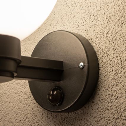 Brilagi - Venkovní nástěnné svítidlo se senzorem pohybu HARBOR 1xE27/40W/230V IP33 černá/bílá