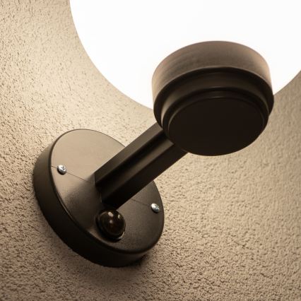 Brilagi - Venkovní nástěnné svítidlo se senzorem pohybu HARBOR 1xE27/40W/230V IP33 černá/bílá
