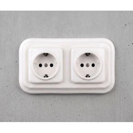 Elhard - Dvojitá keramická retro zásuvka domovní s rámečkem SCHUKO 230V bílá