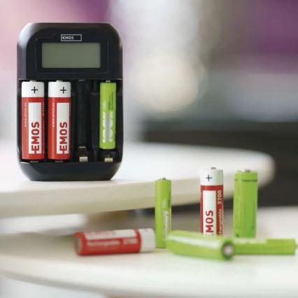 Nabíječka baterií s LCD displejem 4xAA/AAA 5V