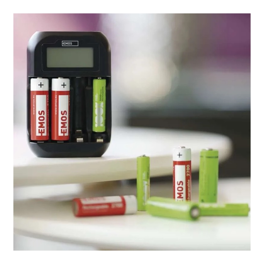 Nabíječka baterií s LCD displejem 4xAA/AAA 5V
