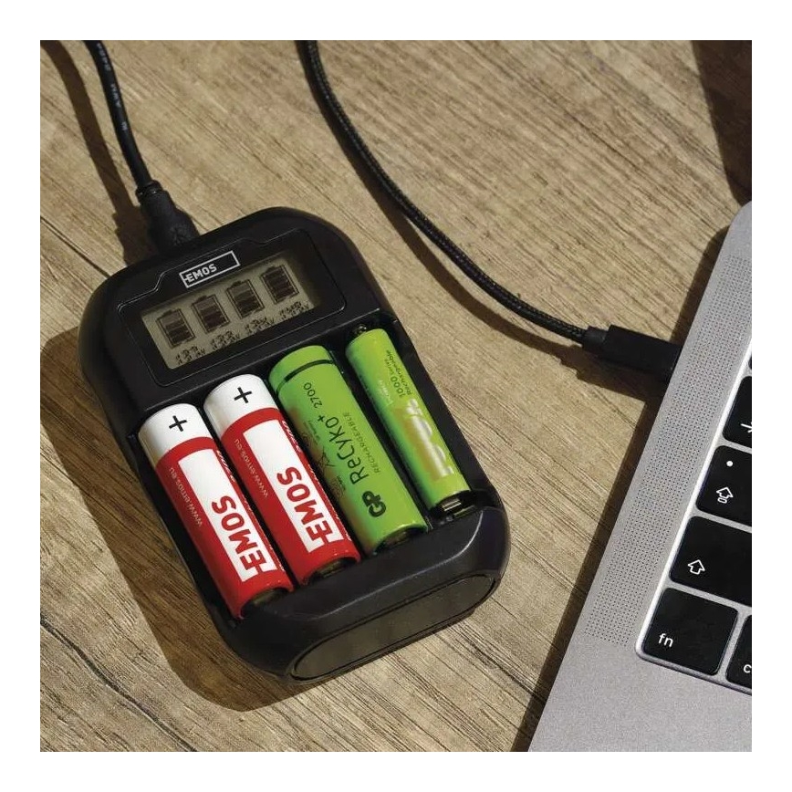 Nabíječka baterií s LCD displejem 4xAA/AAA 5V