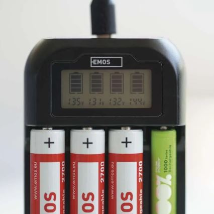Nabíječka baterií s LCD displejem 4xAA/AAA 5V