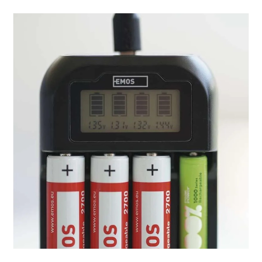 Nabíječka baterií s LCD displejem 4xAA/AAA 5V