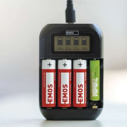 Nabíječka baterií s LCD displejem 4xAA/AAA 5V