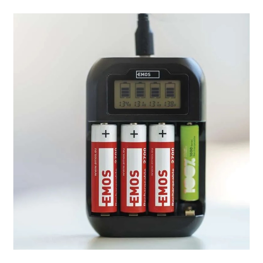 Nabíječka baterií s LCD displejem 4xAA/AAA 5V
