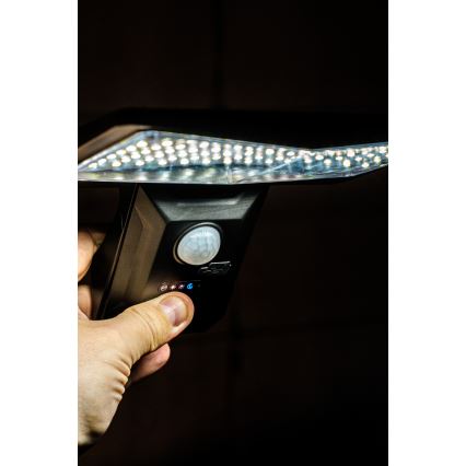 LED Solární nástěnné svítidlo se senzorem LED/2,6W/5,5V IP65 1800 mAh černá