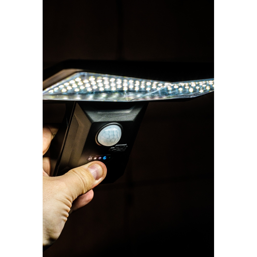 LED Solární nástěnné svítidlo se senzorem LED/2,6W/5,5V IP65 1800 mAh černá