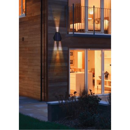 LED Solární nástěnné svítidlo se senzorem LED/2W/5V IP54 1300 mAh