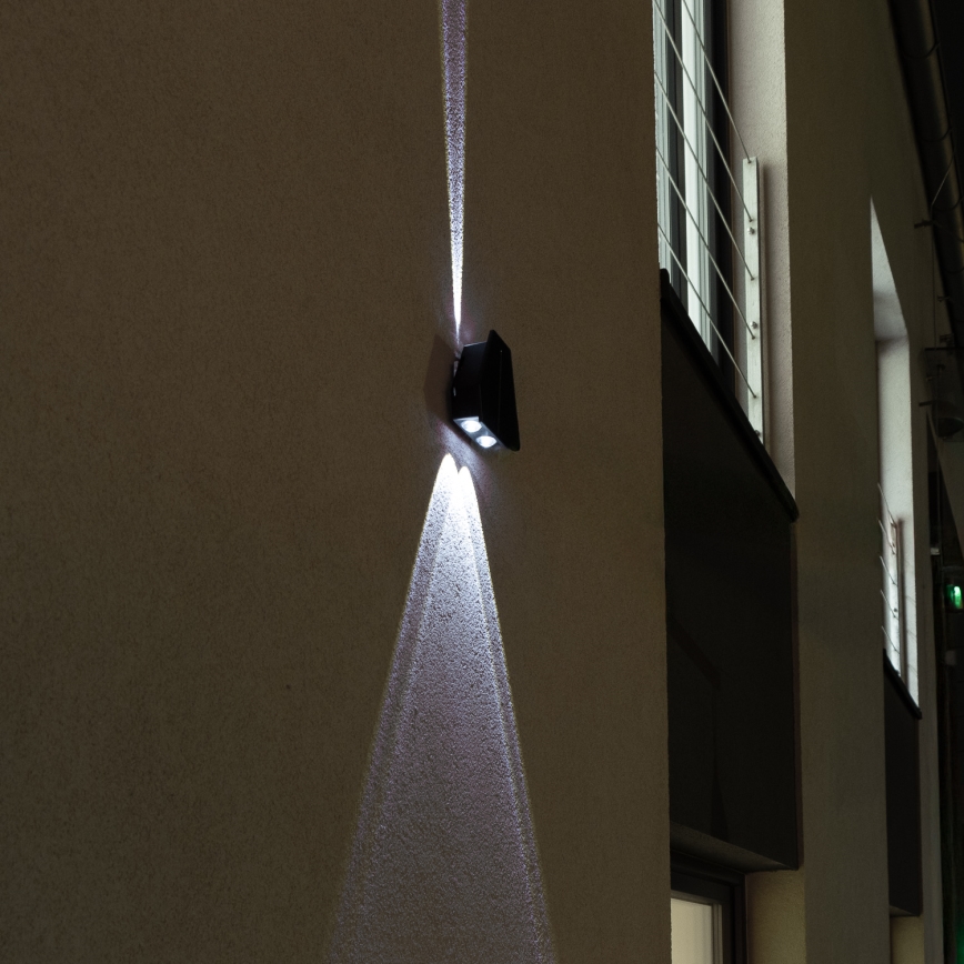 LED Solární nástěnné svítidlo se senzorem LED/2W/5V IP54 1300 mAh
