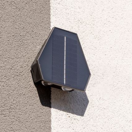 LED Solární nástěnné svítidlo se senzorem LED/2W/5V IP54 1300 mAh