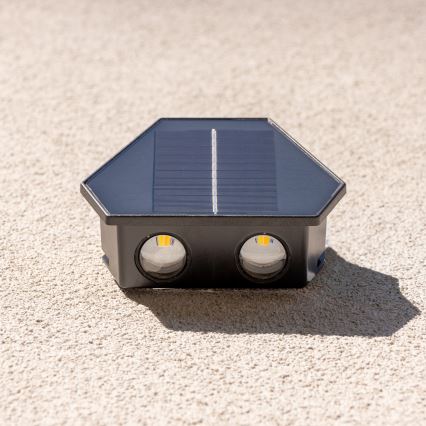 LED Solární nástěnné svítidlo se senzorem LED/2W/5V IP54 1300 mAh