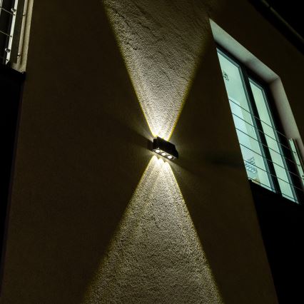 LED Solární nástěnné svítidlo se senzorem LED/2W/5V IP54 1300 mAh