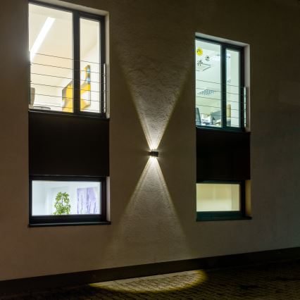 LED Solární nástěnné svítidlo se senzorem LED/2W/5V IP54 1300 mAh
