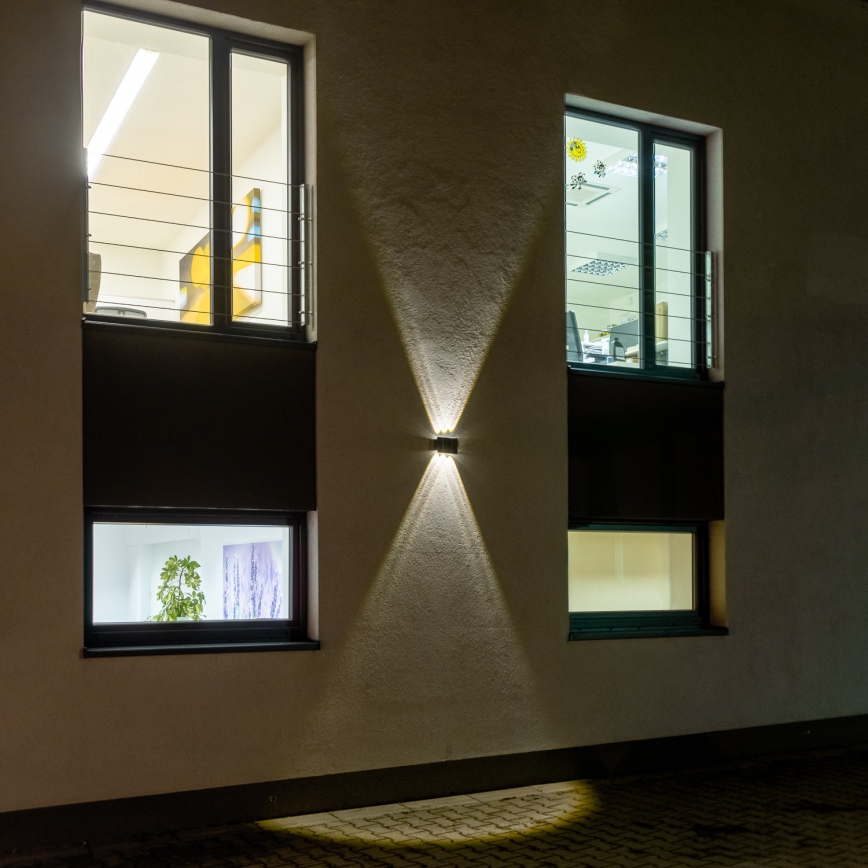 LED Solární nástěnné svítidlo se senzorem LED/2W/5V IP54 1300 mAh