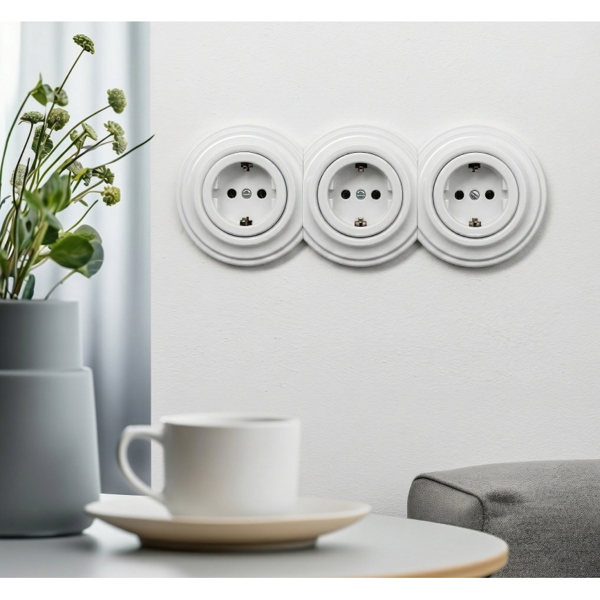 Kliklap - Trojitá retro zásuvka domovní s rámečkem SCHUKO 230V sněhově bílá