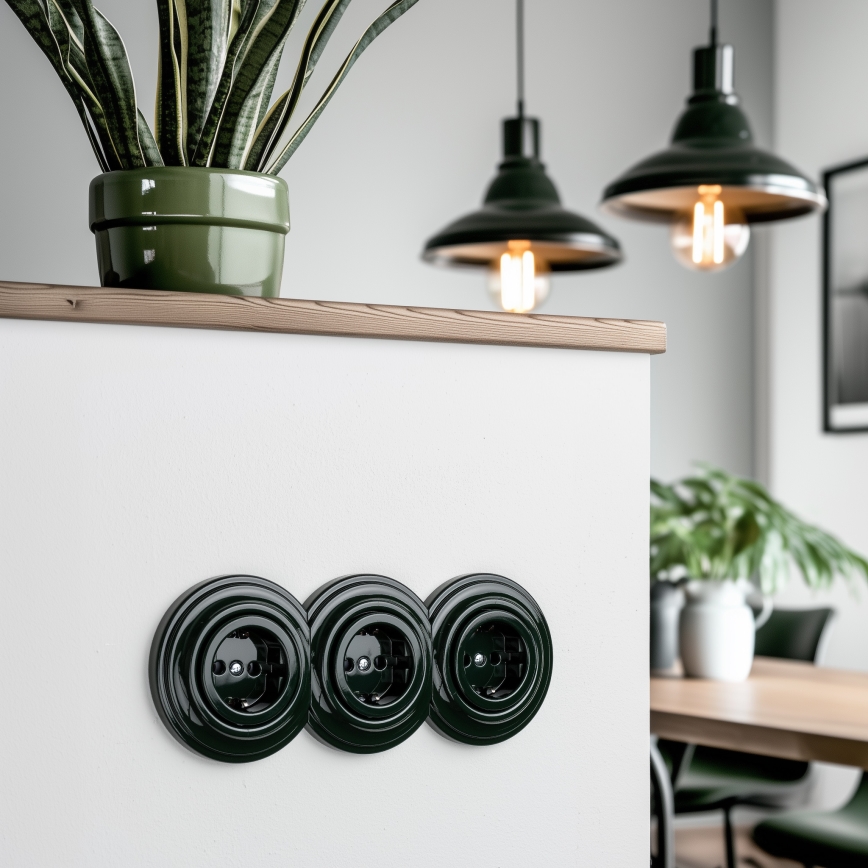 Kliklap - Trojitá retro zásuvka domovní s rámečkem SCHUKO 230V zelená