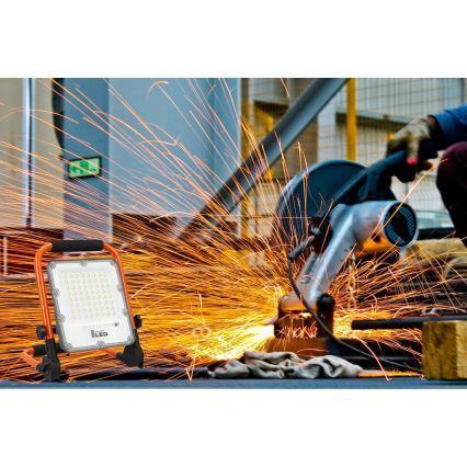 LED Nabíjecí reflektor se stojanem LED/50W/3,2V 4500K 5000 mAh IP65 oranžová