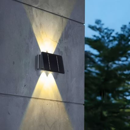LED Solární nástěnné svítidlo 4xLED/1,5W/3,7V 1500 mAh IP54 černá