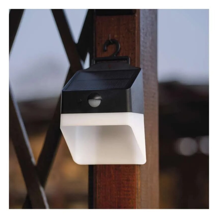 LED Solární nástěnné svítidlo se senzorem LUMI LED/3,7W IP65 černá