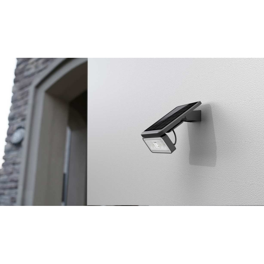 LED Solární venkovní reflektor se senzorem LED/8W/3,7V 2000 mAh IP54 černá
