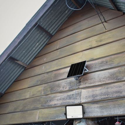 LED Stmívatelný solární reflektor LED/200W/3,2V 2000-8000K IP65 10000 mAh černá + dálkové ovládání