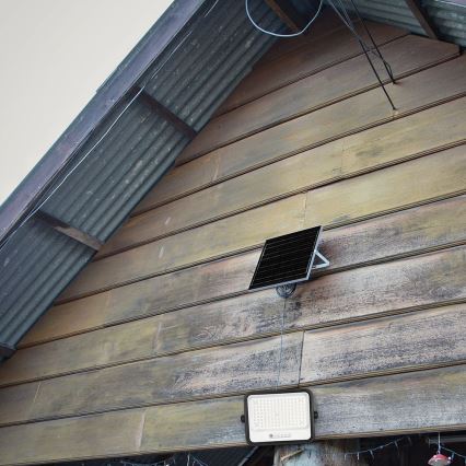 LED Stmívatelný solární reflektor LED/300W/3,2V 2000-8000K IP65 15000 mAh černá + dálkové ovládání