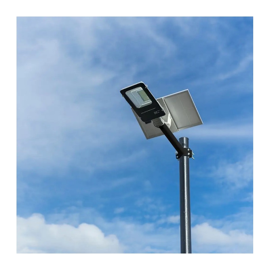 LED Stmívatelná solární pouliční lampa LED/50W/6,4V 4000K IP65 + dálkové ovládání