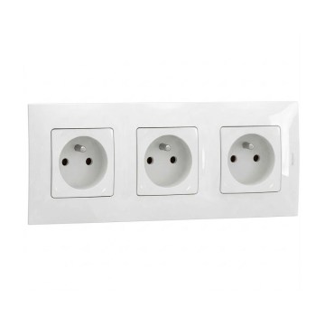 Legrand - Trojitá zásuvka domovní s rámečkem NILOE 250V bílá