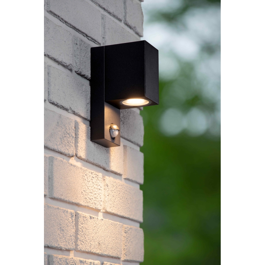 Lucide 69802/01/30 - Venkovní svítidlo se senzorem ZARO 1xGU10/7W/230V IP65 černá