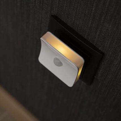 Osram - LED RGB Orientační svítidlo do zásuvky se senzorem LUNETTA LED/0,3W/230V