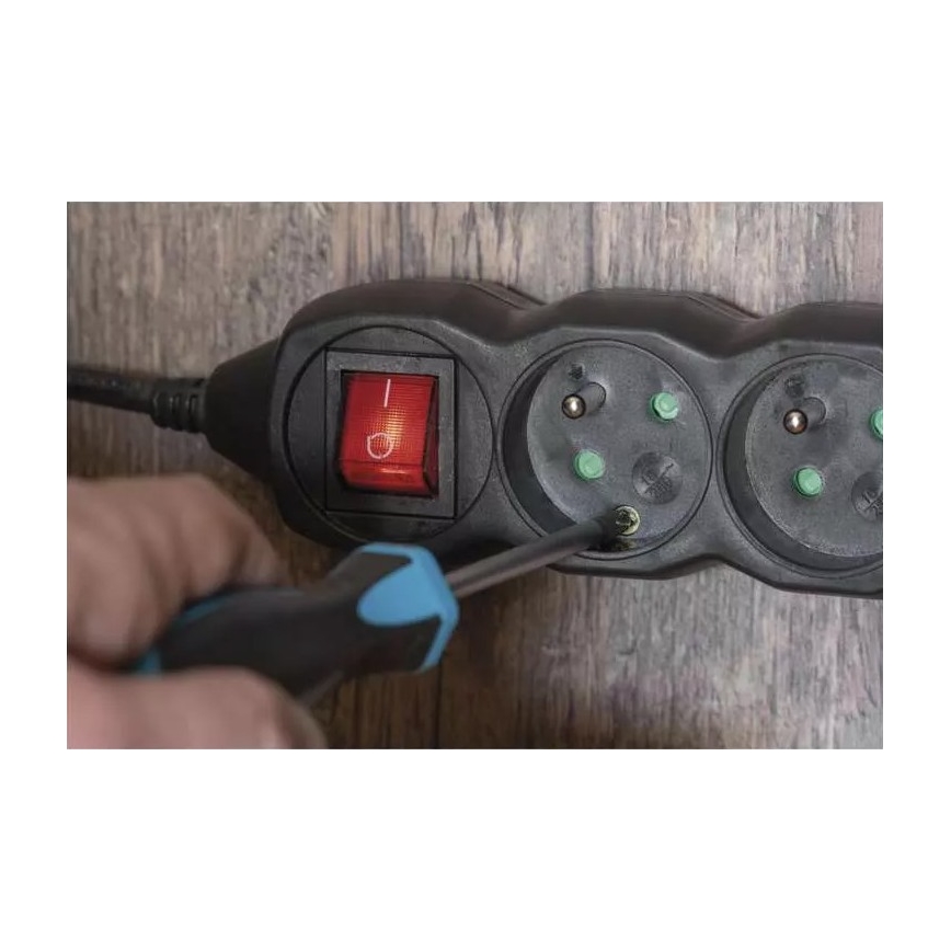Prodlužovací kabel s vypínačem 4Z 3m černá