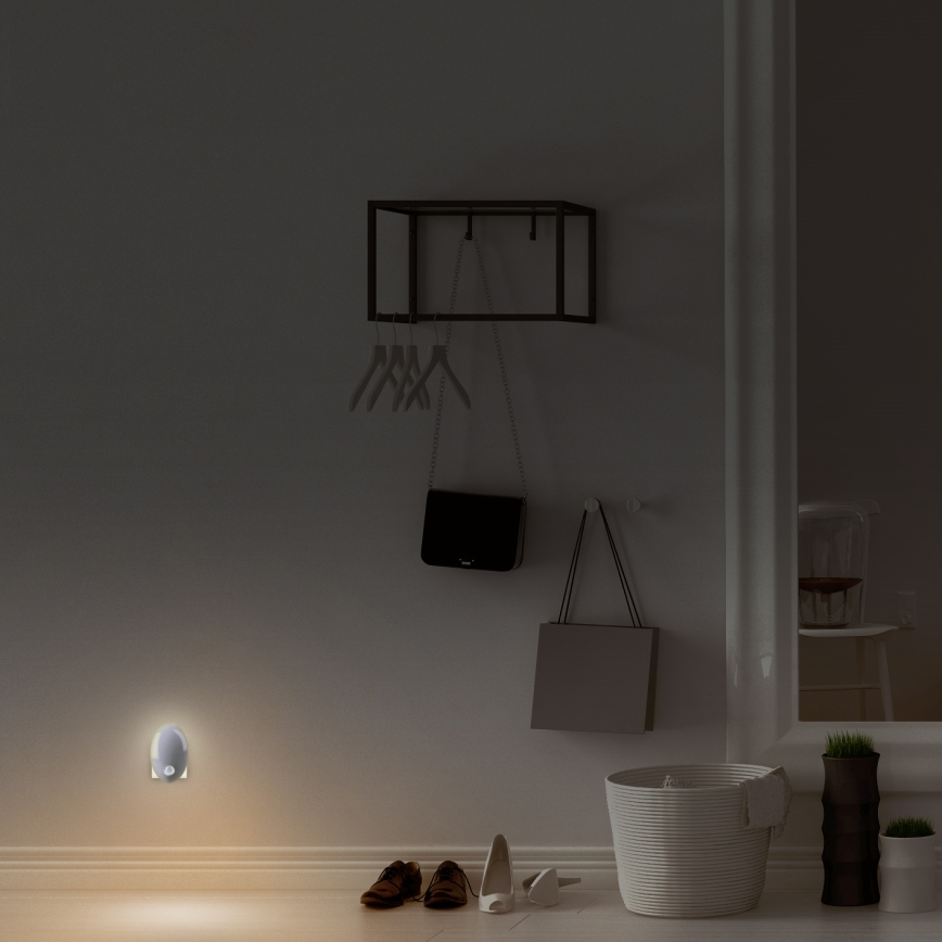 LED Orientační svítidlo se senzorem do zásuvky LED/0,7W/230V 3000K